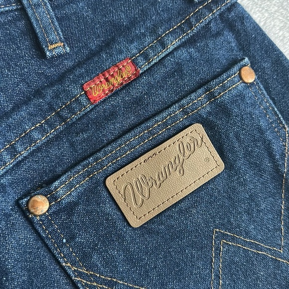 Wrangler Women Cut Off Hi Rise Dark Wash Distressed Western Booty Jean Shorts 26 - Picture 3 of 9